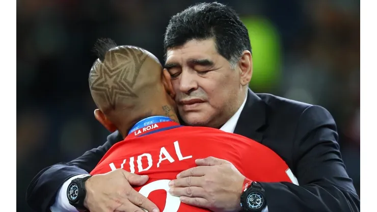 La escena del recuerdo en la que Diego Armando Maradona consuela a Arturo Vidal tras la derrota de la selección chilena en la final de la Copa de las Confederaciones 2017
