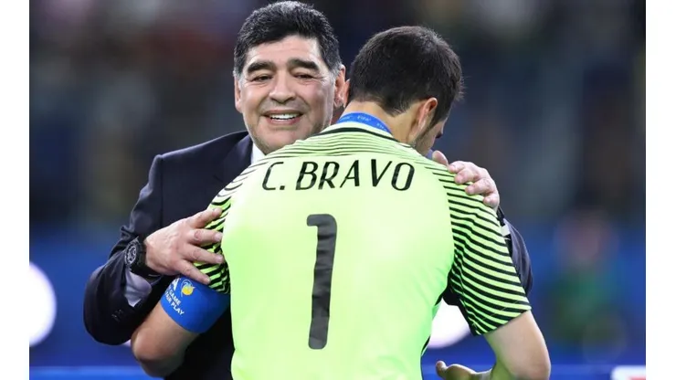 El portero de la Roja se sumó a la despedida de Maradona.