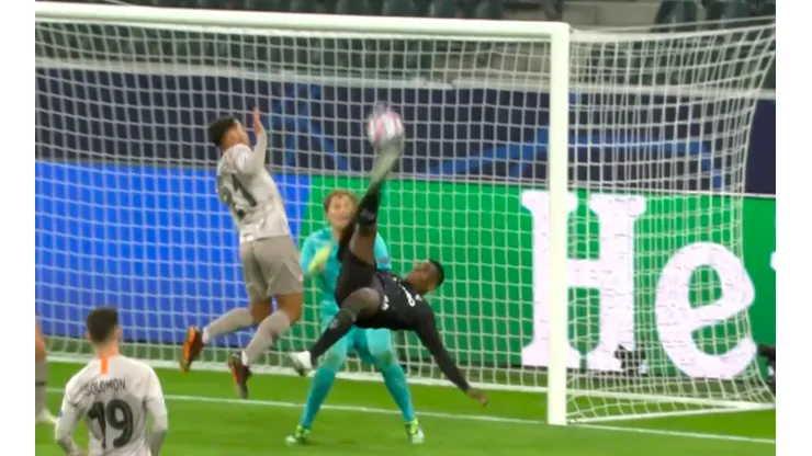 Embolo se lució con un golazo de chilena para el triunfo del Gladbach ante el Shakhtar