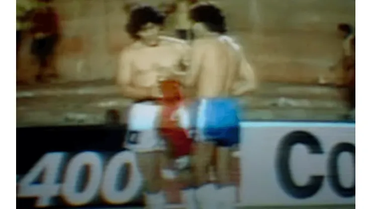 Puebla "se ganó" la camiseta de Maradona tras anularlo en un Chile - Argentina