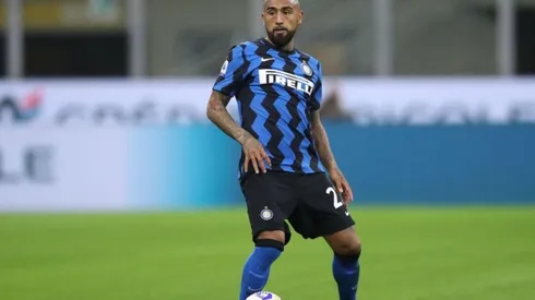 Arturo Vidal controla el balón en el Inter