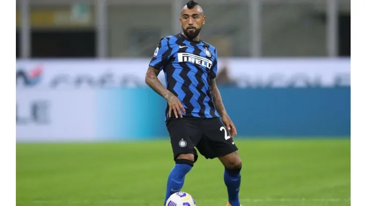 Arturo Vidal controla el balón en el Inter