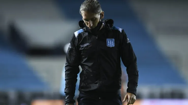 Sebastián Beccacece sale cabizbajo luego del empate de Racing