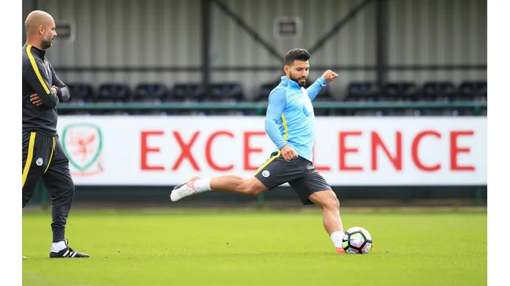 Sergio Kun Agüero y Pep Guardiola en el entrenamiento del Manchester City