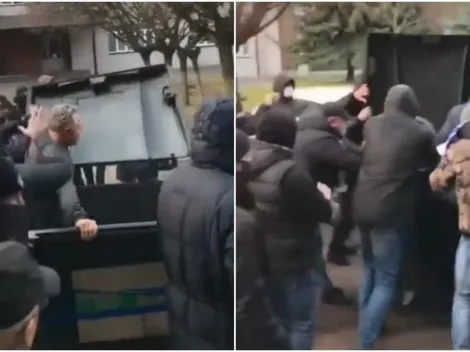 Hinchas ucranianos sacan al presidente de su club en un basurero