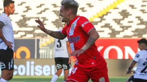 Curicó Unido le dio otra palada a Colo Colo en el Monumental.