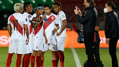 Ricardo Gareca junto a sus jugadores en el duelo frente a Argentina