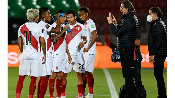 Ricardo Gareca junto a sus jugadores en el duelo frente a Argentina
