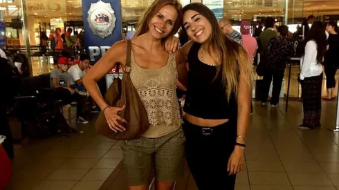 La "Sita Jeannette" y su hija mayor, María José Palau, en el aeropuerto.