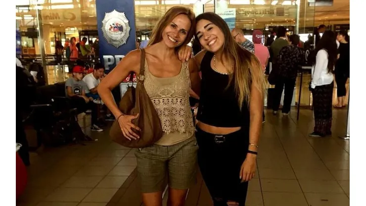La "Sita Jeannette" y su hija mayor, María José Palau, en el aeropuerto.