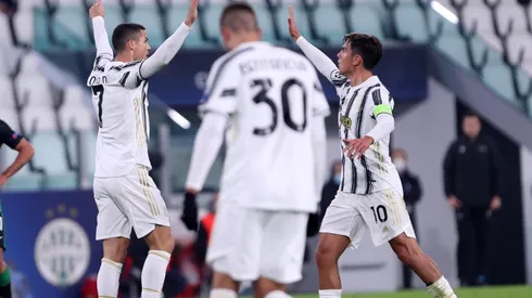 Cristiano Ronaldo se abraza con sus compañeros luego de conseguir el empate