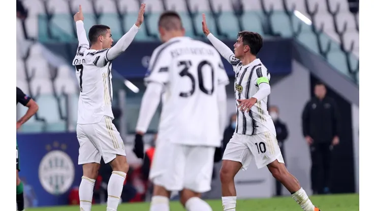 Cristiano Ronaldo se abraza con sus compañeros luego de conseguir el empate