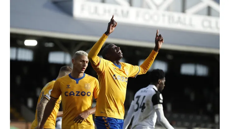 Abdoulaye Doucoure festeja su tanto ante el Fulham