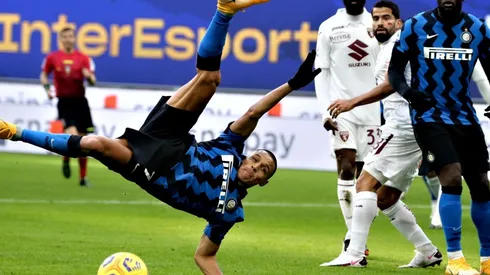 Alexis Sánchez intenta una chilena ante el Torino