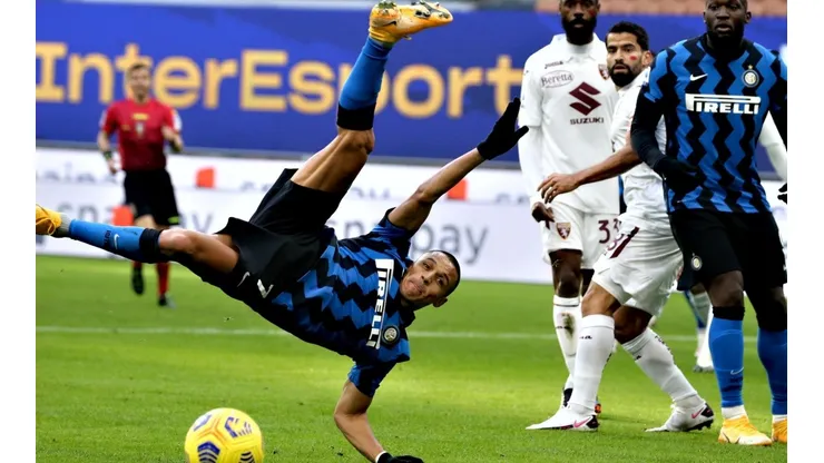Alexis Sánchez intenta una chilena ante el Torino