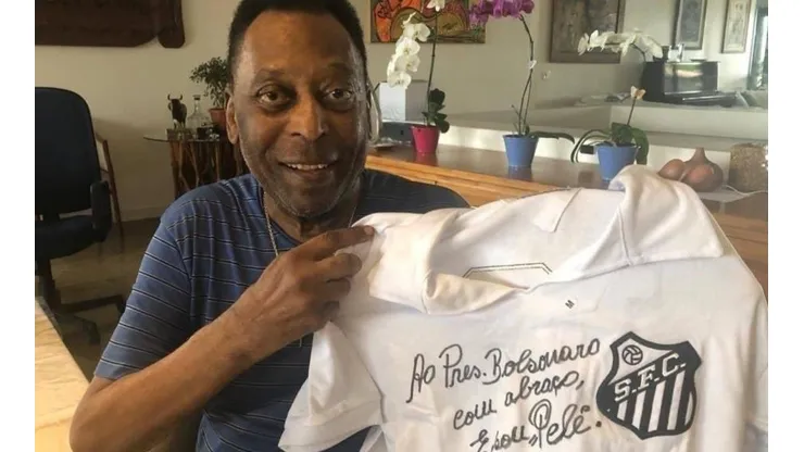 Pelé y la camiseta de Santos regalada a Bolsonaro.