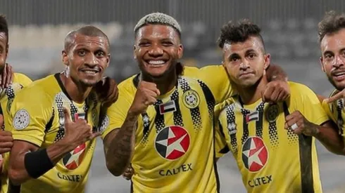 Junior Fernandes festeja junto a sus compañeros