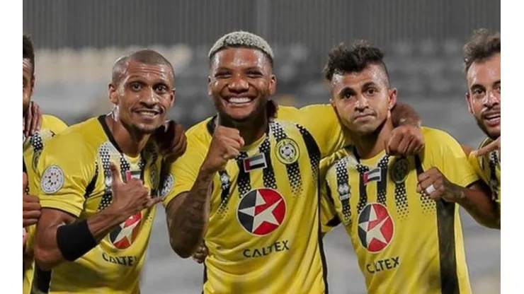 Junior Fernandes festeja junto a sus compañeros