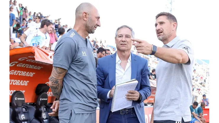 Cristián Paulucci, a la izquierda, protagonizó una lamentable situación en la derrota de Universidad Católica ante Coquimbo