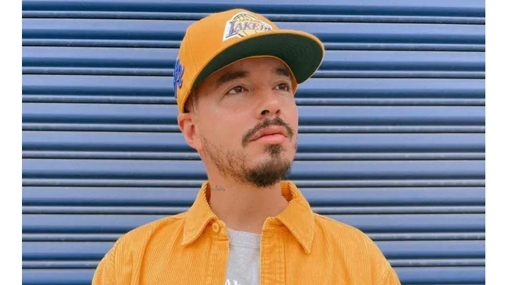 J Balvin interpretó "Rojo" en la ceremonia de los Latin Grammy 2020.