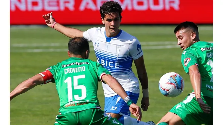 Ignacio Saavedra es titular inamovible en el líder del fútbol chileno con la UC, pero no ha tenido una opción en la selección chilena