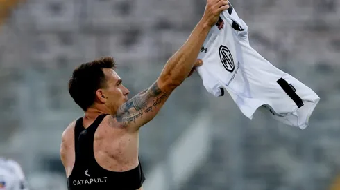 Mouche muestra su camiseta y mira hacia la tribuna Rapa Nui, donde estaba la dirigencia de Blanco y Negro.