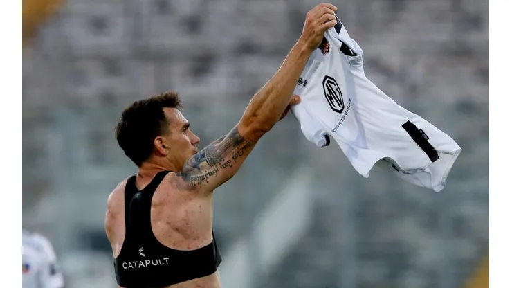 Mouche muestra su camiseta y mira hacia la tribuna Rapa Nui, donde estaba la dirigencia de Blanco y Negro.