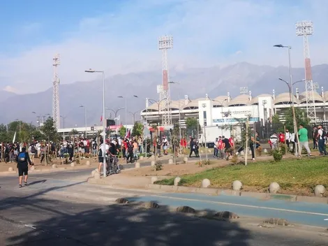 Colo Colo-Audax: hinchas albos en la puerta de La Ruca
