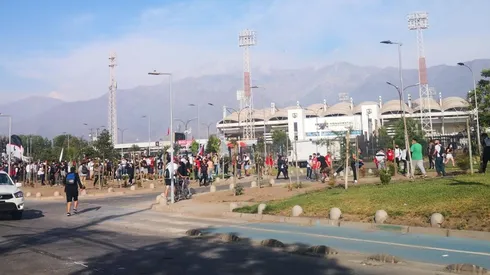 Hinchas de Colo Colo fuera del estadio en medio del partido contra Audax Italiano.