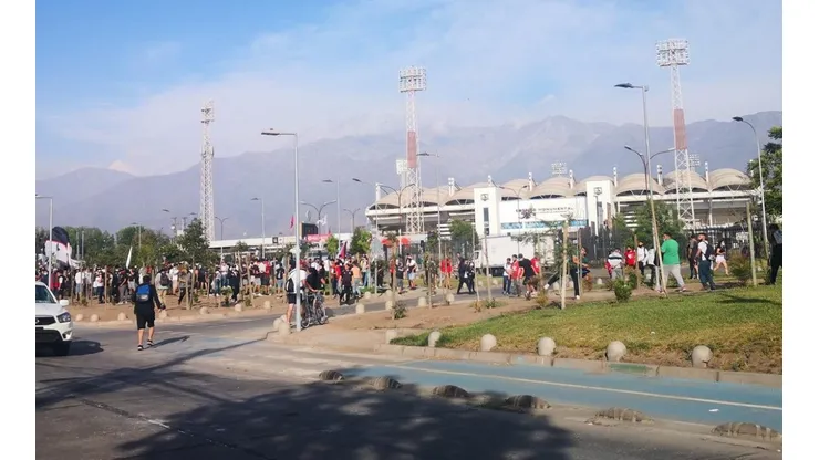 Hinchas de Colo Colo fuera del estadio en medio del partido contra Audax Italiano.