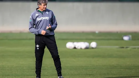 Manuel Pellegrini dirigiendo la práctica del Betis