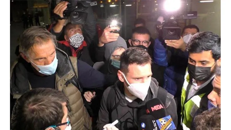 Lionel Messi llegando a Barcelona luego de jugar las eliminatorias sudamericanas