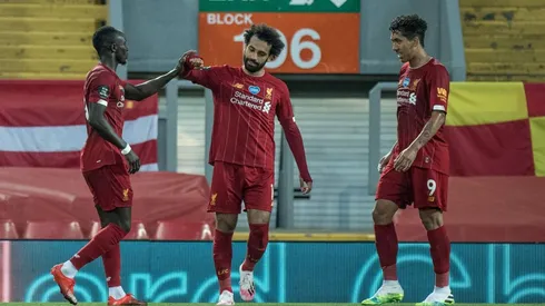 Salah festeja junto a sus compañeros Firmino y Mané