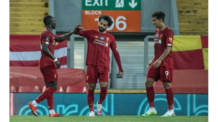 Salah festeja junto a sus compañeros Firmino y Mané
