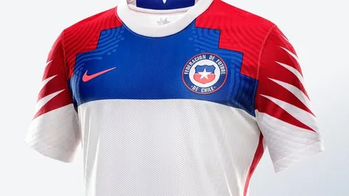 La nueva camiseta blanca de la selección chilena entra a la cancha contra Venezuela.