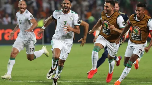 Riyad Mahrez clasificó a Argelia a la próxima Copa Africana de Naciones con un golazo de antología ante Zimbabue