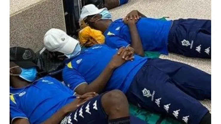 Selección de Gabón duerme en el aeropuerto de Gambia