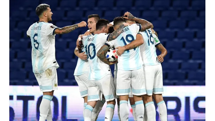 La selección argentina festejando ante Paraguay