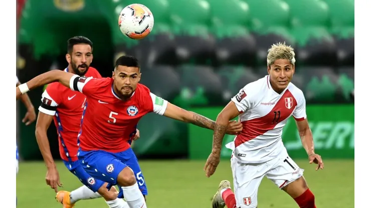 Raúl Ruidíaz en el duelo de Chile contra Perú por las eliminatorias a Qatar 2022.