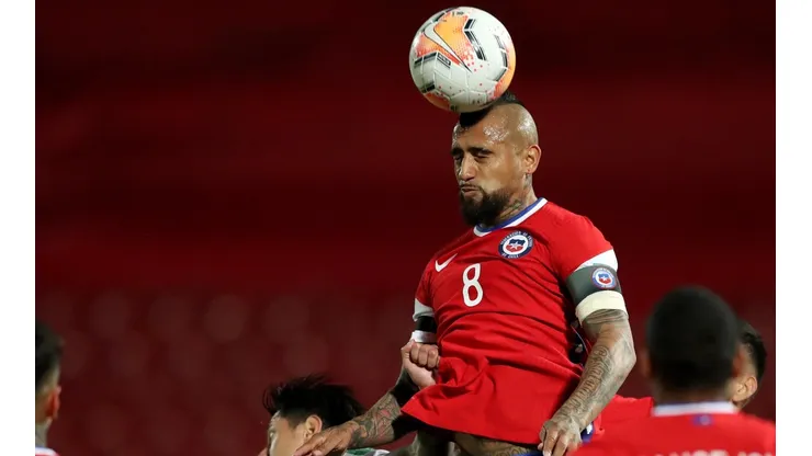 Arturo Vidal gana de cabeza ante Perú en el Estadio Nacional