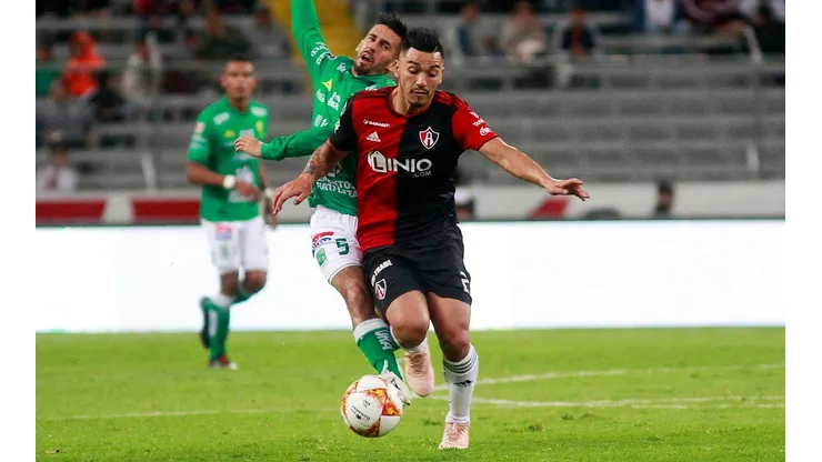 Lorenzo Reyes no tiene al fútbol chileno en sus planes, pese a su inminente salida del Atlas de Guadalajara