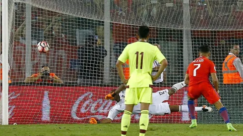 Faríñez le tapa el penal a Alexis Sánchez