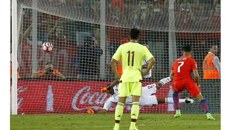 Faríñez le tapa el penal a Alexis Sánchez