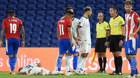 Exequiel Palacios en el suelo luego de la brutal entrada de Romero