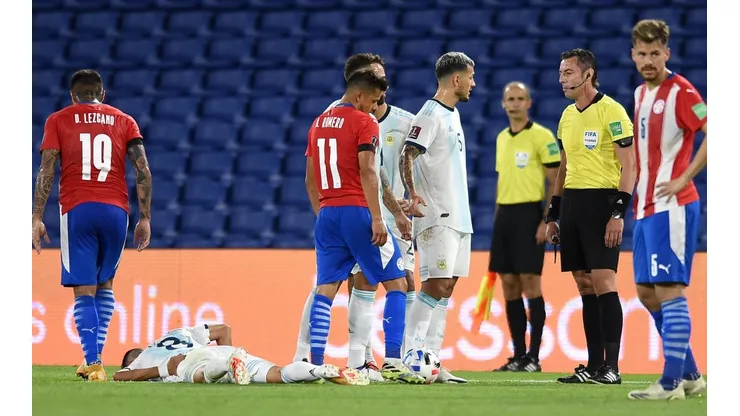Exequiel Palacios en el suelo luego de la brutal entrada de Romero