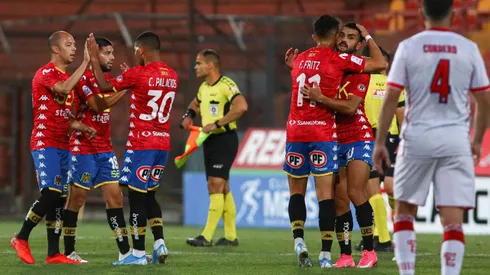 Los hispanos sumaron tres puntos claves para seguir en la lucha por el título.