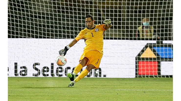 Claudio Bravo en su triunfal regreso al arco de Chile.