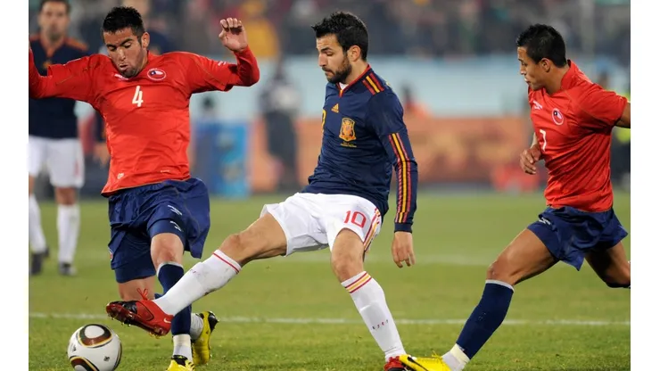 Cesc ante los jóvenes Mauricio Isla y Alexis Sánchez en Sudáfrica 2010.