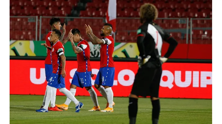 Arturo Vidal festeja el gol de la Roja contra Perú y Gallese.