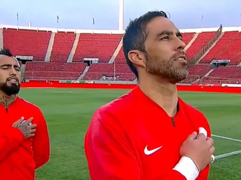 Vidal y Bravo, juntos y a todo pulmón en el Himno de Chile
